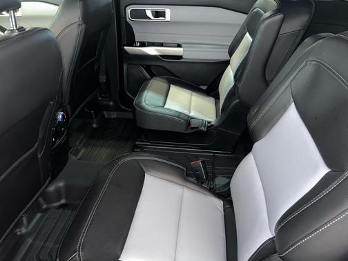 Iconic Silver Metallic 2023 Ford Explorer XLT