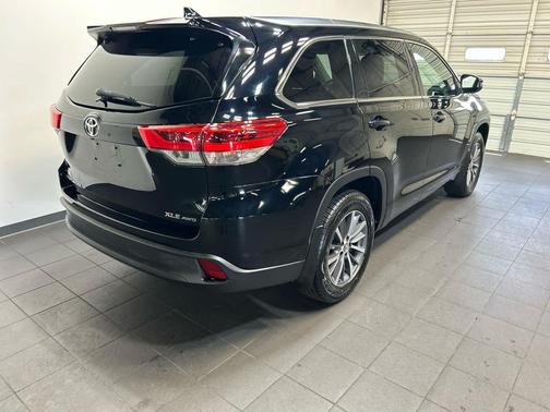 Midnight Black Metallic 2018 Toyota Highlander XLE