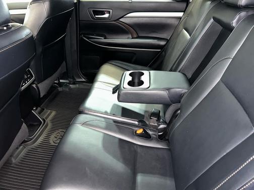 Midnight Black Metallic 2018 Toyota Highlander XLE