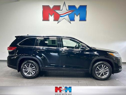 Midnight Black Metallic 2018 Toyota Highlander XLE