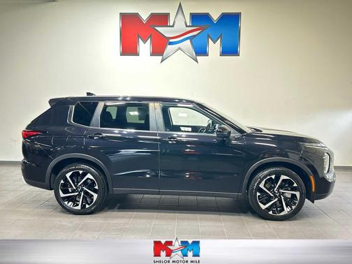 Labrador Black Pearl 2024 Mitsubishi Outlander SE S-AWC