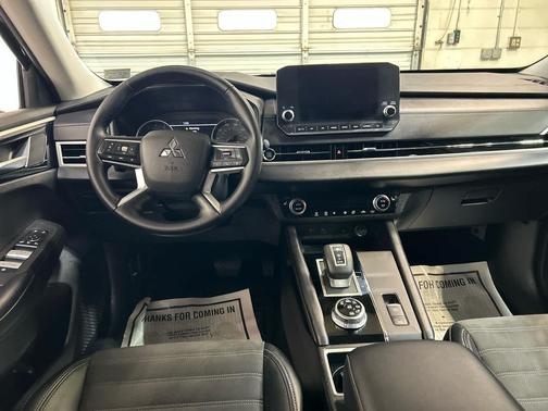Labrador Black Pearl 2024 Mitsubishi Outlander SE S-AWC