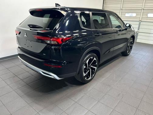 Labrador Black Pearl 2024 Mitsubishi Outlander SE S-AWC