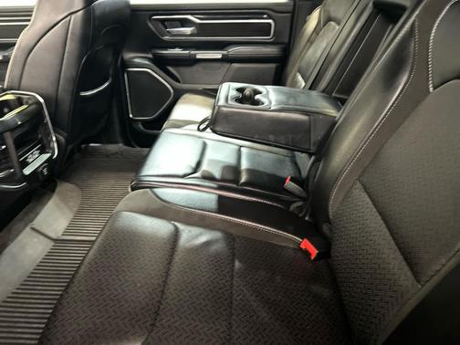Diamond Black Crystal Pearlcoat 2023 RAM 1500 Laramie