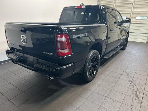 Diamond Black Crystal Pearlcoat 2023 RAM 1500 Laramie