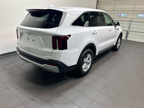 GLACIAL WHITE 2026 Kia Sorento LX