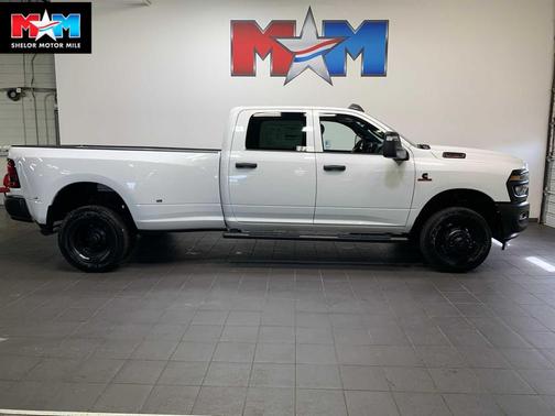 Bright White Clearcoat 2026 RAM 3500 Tradesman Crew Cab 4x4 8' Box