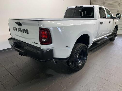 Bright White Clearcoat 2026 RAM 3500 Tradesman Crew Cab 4x4 8' Box