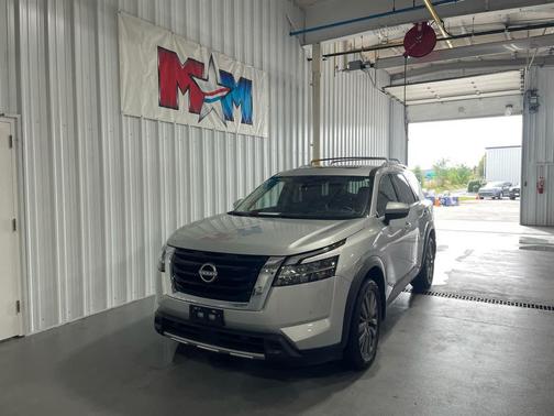Brilliant Silver Metallic 2024 Nissan Pathfinder SL 4WD