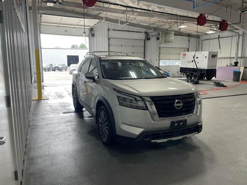 Brilliant Silver Metallic 2024 Nissan Pathfinder SL 4WD
