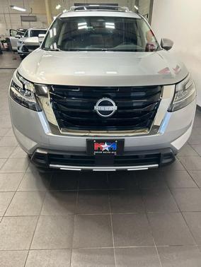 Brilliant Silver Metallic 2024 Nissan Pathfinder SL 4WD