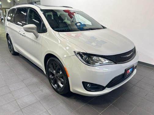 Luxury White Pearlcoat 2019 Chrysler Pacifica Touring-L Plus