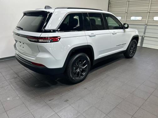 Bright White Clearcoat 2027 Jeep Grand Cherokee Altitude