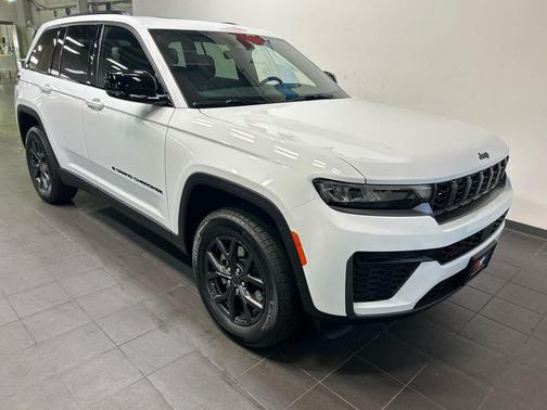Bright White Clearcoat 2027 Jeep Grand Cherokee Altitude