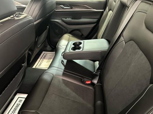 Bright White Clearcoat 2027 Jeep Grand Cherokee Altitude