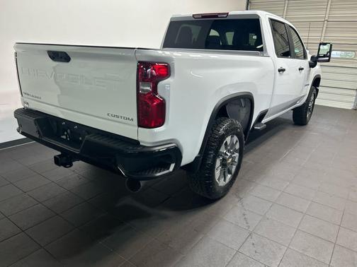 Summit White 2026 Chevrolet Silverado 2500 Custom