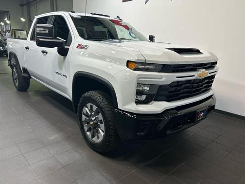 Summit White 2026 Chevrolet Silverado 2500 Custom