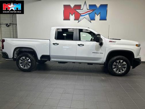 Summit White 2026 Chevrolet Silverado 2500 Custom
