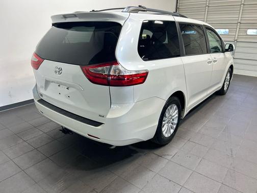 Blizzard Pearl 2015 Toyota Sienna XLE