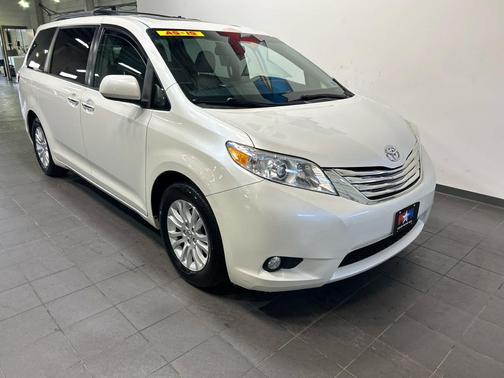 Blizzard Pearl 2015 Toyota Sienna XLE