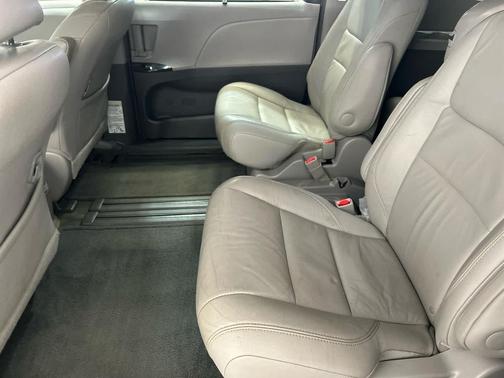 Blizzard Pearl 2015 Toyota Sienna XLE