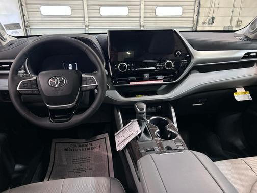 Wind Chill Pearl 2026 Toyota Highlander Hybrid Platinum