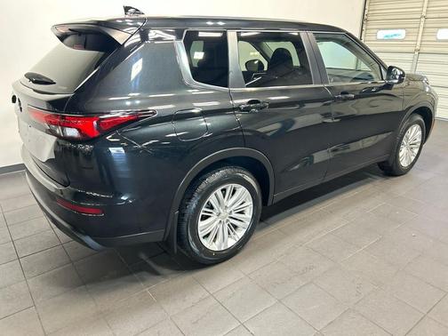 Black Diamond 2024 Mitsubishi Outlander ES S-AWC