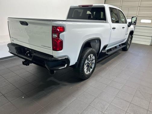 Summit White 2026 Chevrolet Silverado 2500 Custom