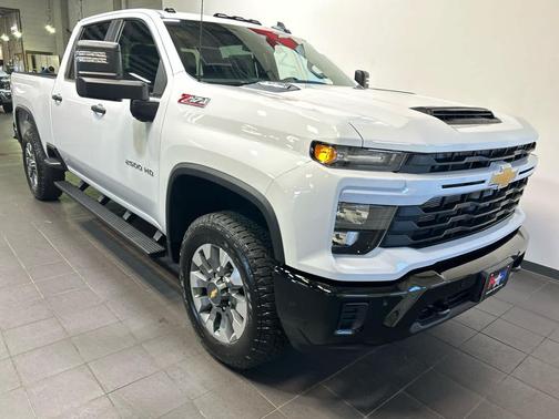 Summit White 2026 Chevrolet Silverado 2500 Custom