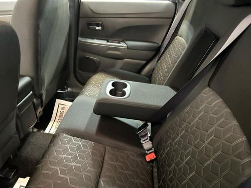 Mercury Gray Metallic 2026 Mitsubishi Outlander Sport 2.0 ES