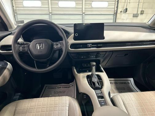 Platinum White Pearl 2026 Honda HR-V LX