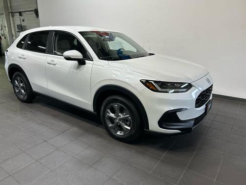 Platinum White Pearl 2026 Honda HR-V LX