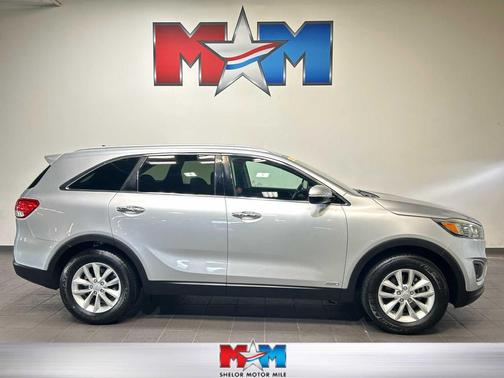Sparkling Silver 2017 Kia Sorento LX