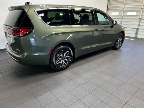 Olive Green Pearlcoat 2027 Chrysler Pacifica Limited