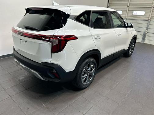 SNOW WHITE 2026 Kia Seltos LX