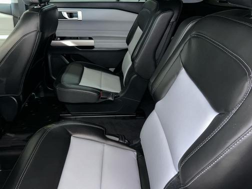 Iconic Silver Metallic 2023 Ford Explorer XLT