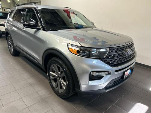 Iconic Silver Metallic 2023 Ford Explorer XLT