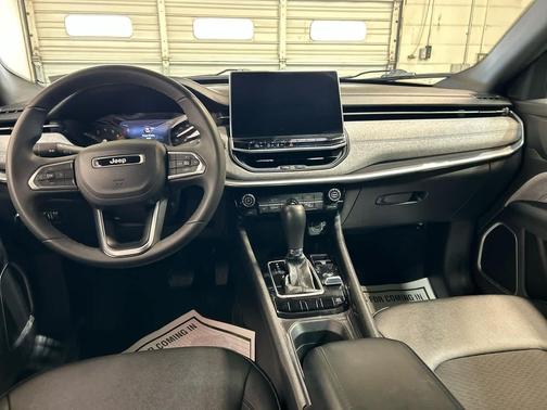 Silver Zynith Metallic Clearcoat 2024 Jeep Compass Latitude