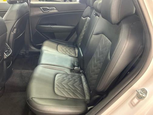 Glacial White Pearl 2023 Kia Sportage X-Line