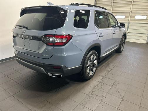 Sonic Gray Pearl 2026 Honda Pilot Touring 8-Passenger