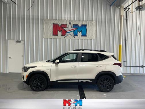 Snow White Pearl 2023 Kia Seltos Nightfall Edition