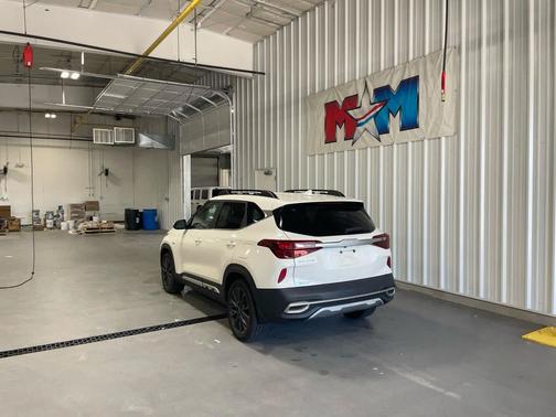 Snow White Pearl 2023 Kia Seltos Nightfall Edition