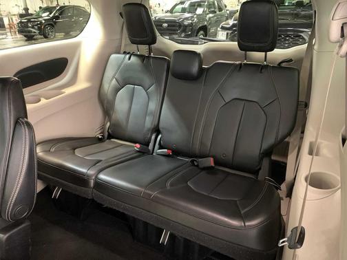 Bright White Clearcoat 2021 Chrysler Voyager LXI