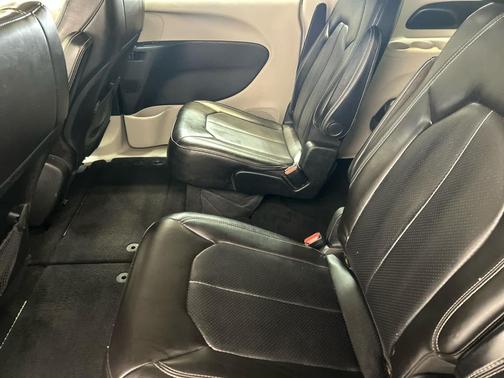 Bright White Clearcoat 2021 Chrysler Voyager LXI