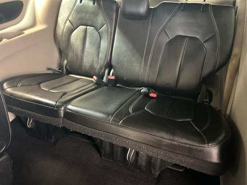 Bright White Clearcoat 2021 Chrysler Voyager LXI