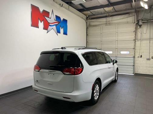 Bright White Clearcoat 2021 Chrysler Voyager LXI