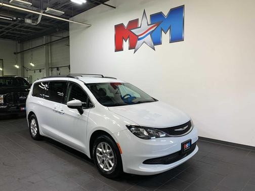 Bright White Clearcoat 2021 Chrysler Voyager LXI