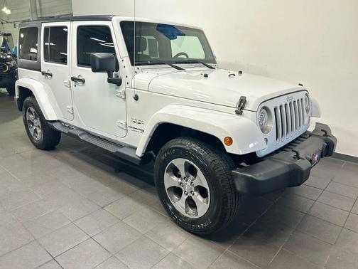 Bright White Clearcoat 2018 Jeep Wrangler JK Unlimited Sahara