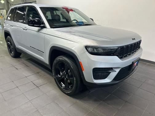 Silver Zynith 2023 Jeep Grand Cherokee Altitude