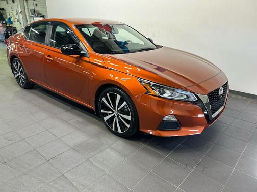 Sunset Drift Chromaflair 2022 Nissan Altima SR FWD